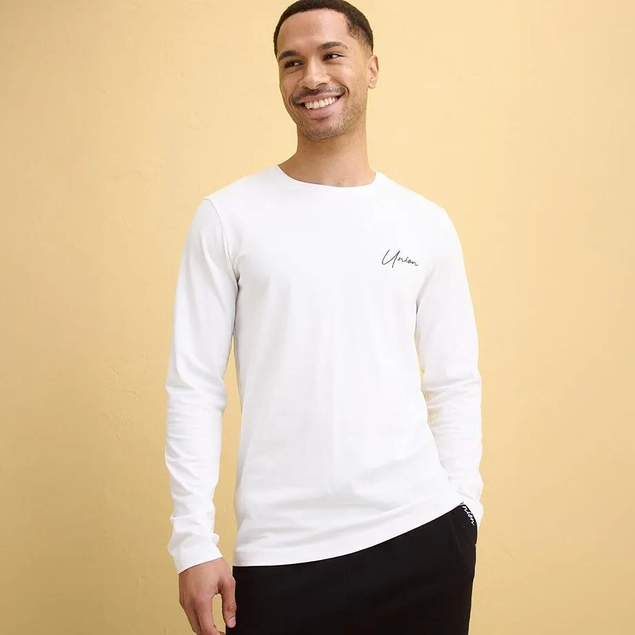 B&iacute;l&eacute; tričko s dlouh&yacute;m ruk&aacute;vem a kulat&yacute;m v&yacute;střihem.