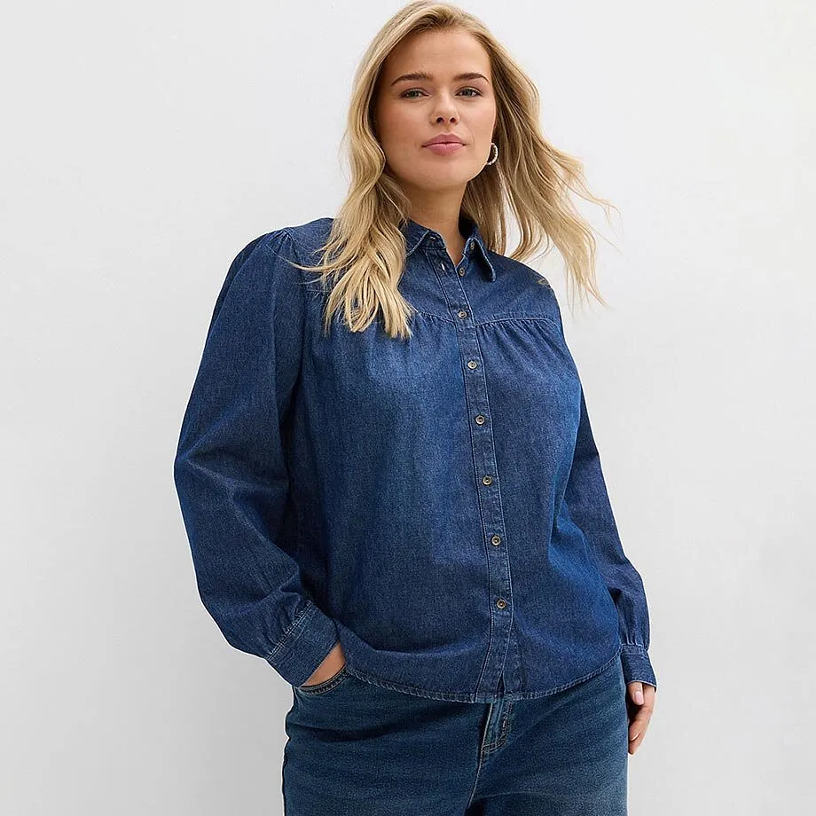 Modr&aacute; dž&iacute;nov&aacute; ko&scaron;ile s dlouh&yacute;mi ruk&aacute;vy a knofl&iacute;kovou l&eacute;gou.