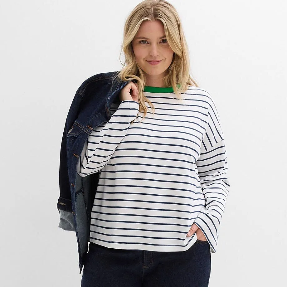 Pruhovan&eacute; tričko se zelen&yacute;m l&iacute;mcem, tmavou dž&iacute;novou bundou přes ramena