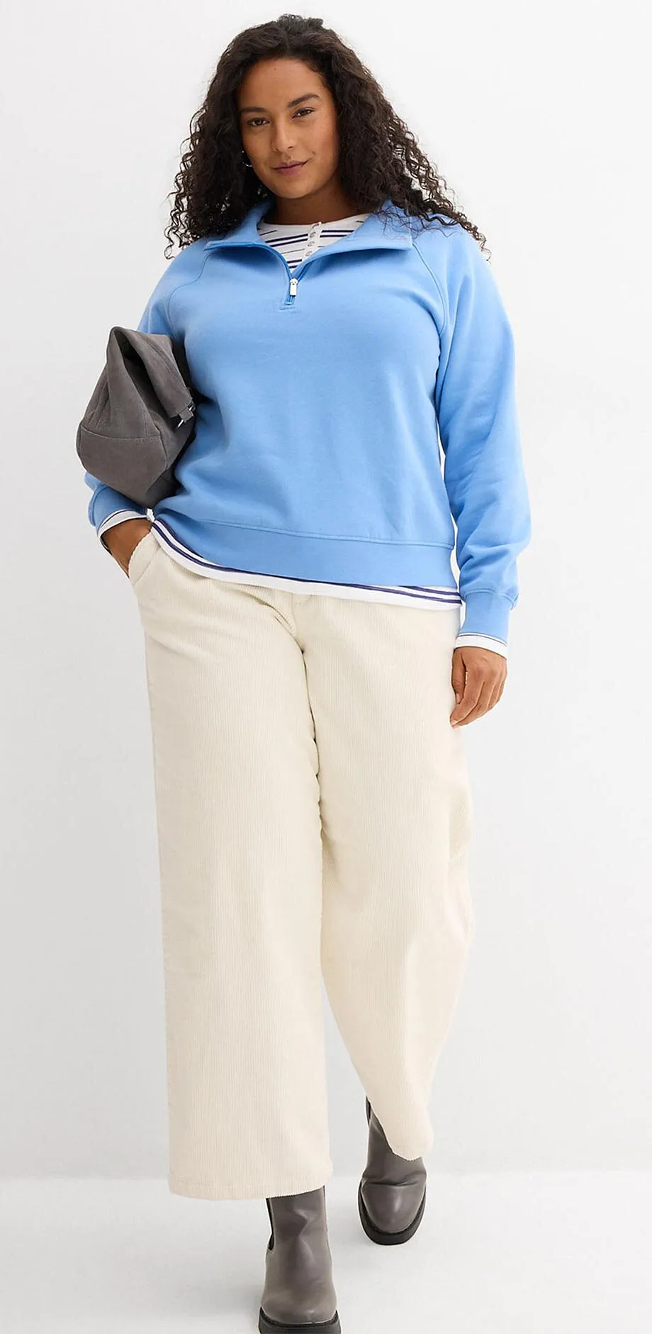 Světle modr&yacute; svetr a kr&eacute;mov&eacute; kalhoty