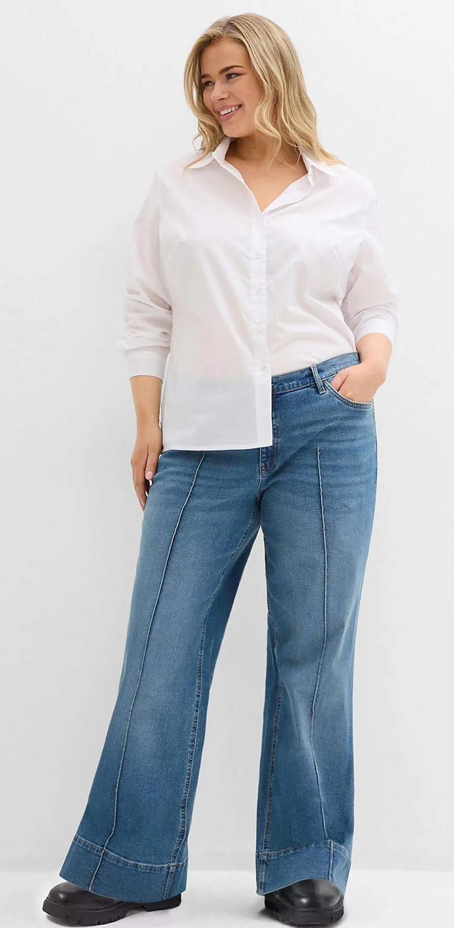 B&iacute;l&aacute; ko&scaron;ile se &scaron;irok&yacute;mi dž&iacute;nami a černou obuv&iacute;