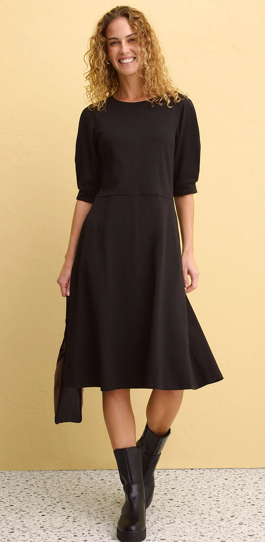 Čern&eacute; &scaron;aty s kr&aacute;tk&yacute;mi ruk&aacute;vy, d&eacute;lka po kolena.