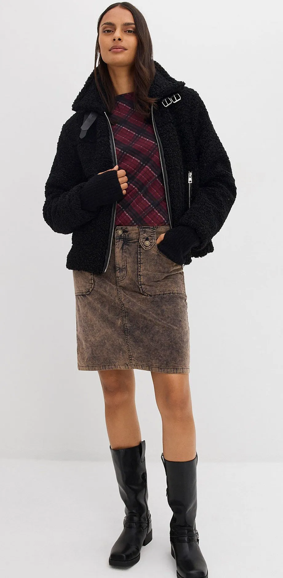 Čern&aacute; bunda, kostkovan&yacute; svetr, hněd&aacute; sukně a kozačky