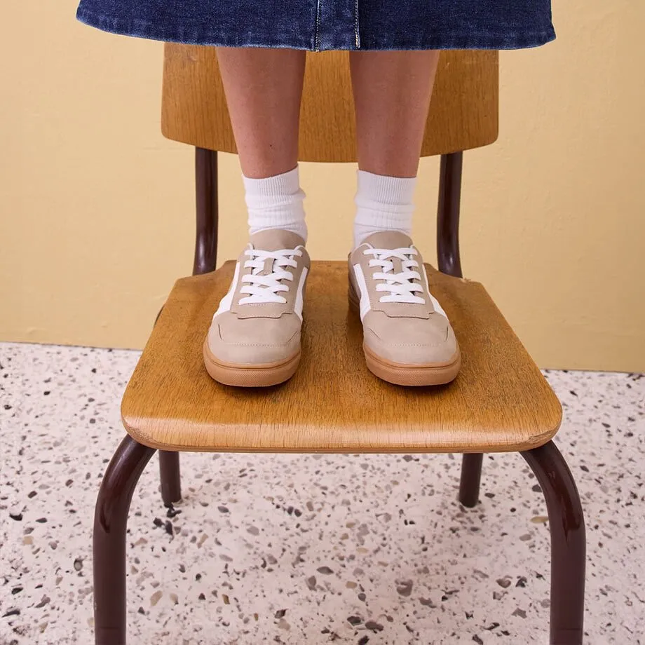 Dž&iacute;nov&aacute; sukně, b&iacute;l&eacute; ponožky a b&eacute;žov&eacute; tenisky.