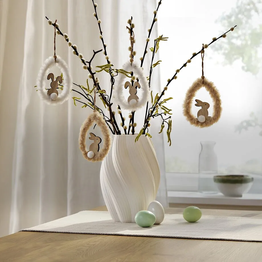Velikonočn&iacute; dekorace s větvičkami a b&iacute;lou v&aacute;zou