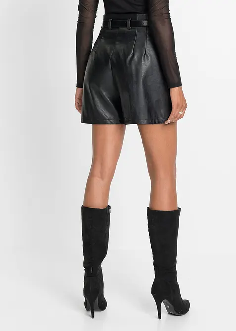 Šortky z umělé kůže, s páskem, bonprix