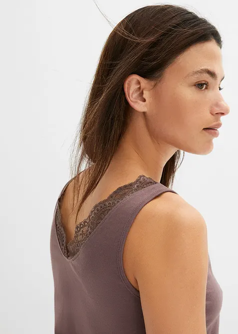 Kr&aacute;tk&eacute; pyžamo s jemnou krajkou, bonprix