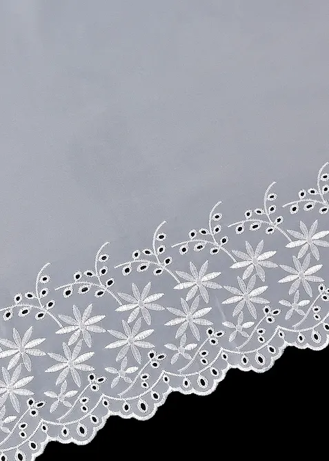 Vitrážková záclona s dírkovanou výšivkou a recyklovaným polyesterem, bonprix