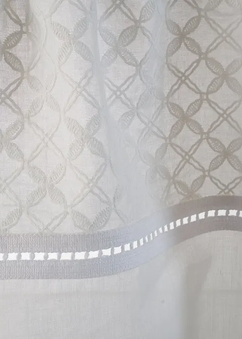 Vitr&aacute;žkov&aacute; z&aacute;clona z organick&eacute; bavlny s v&yacute;&scaron;ivkou, bonprix