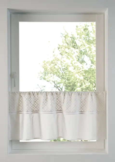 Vitr&aacute;žkov&aacute; z&aacute;clona z organick&eacute; bavlny s v&yacute;&scaron;ivkou, bonprix