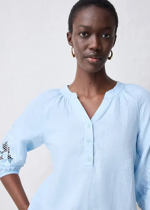 Tunika z čist&eacute;ho lnu, s d&iacute;rkovanou v&yacute;&scaron;ivkou, bonprix