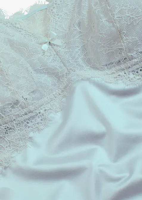 Negližé s lesklým materiálem, bonprix