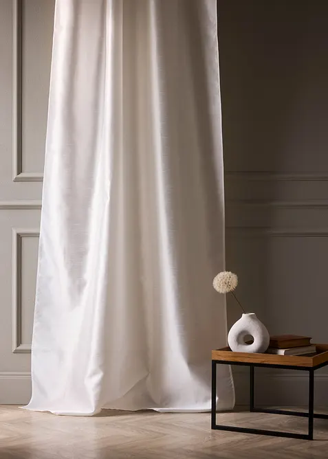 Z&aacute;věs s lehk&yacute;m leskl&yacute;m efektem, tak&eacute; extradlouh&yacute; (1 ks v balen&iacute;), bonprix