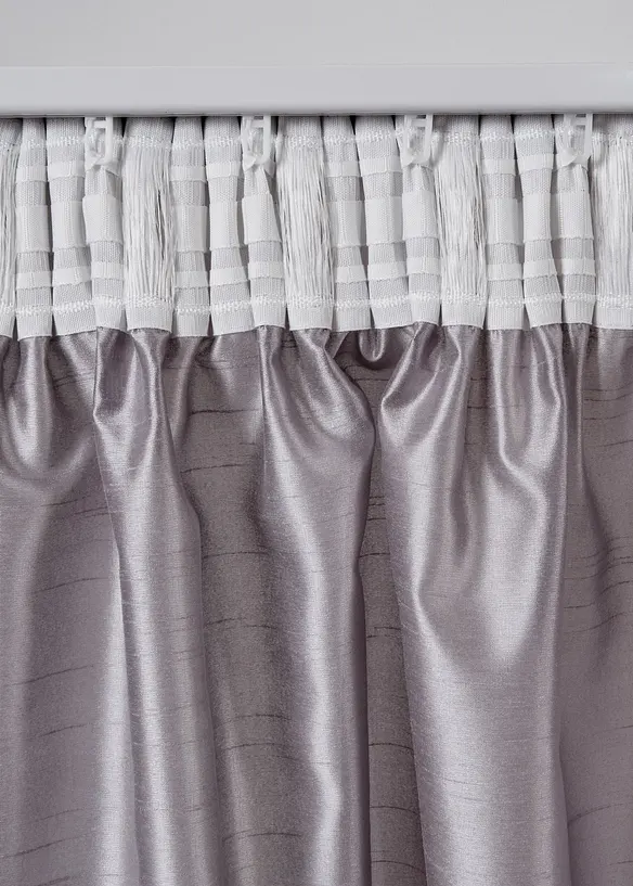 Z&aacute;věs s lehk&yacute;m leskl&yacute;m efektem, tak&eacute; extradlouh&yacute; (1 ks v balen&iacute;), bonprix