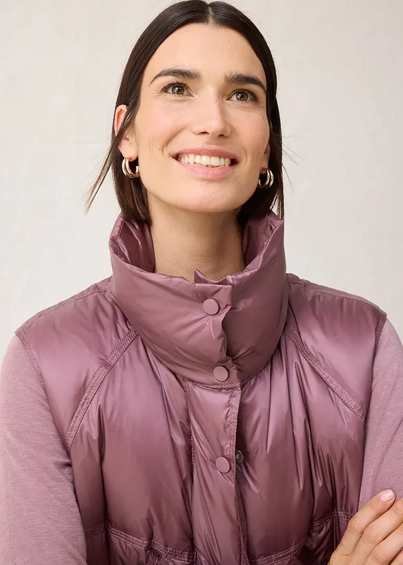 Prošívaná vesta s recyklovaným prachovým peřím, bonprix