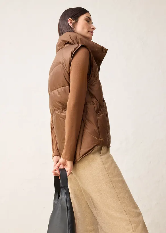 Prošívaná vesta s recyklovaným prachovým peřím, bonprix