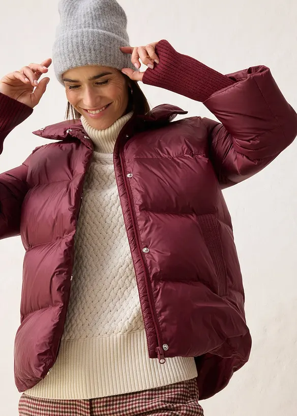 Péřová bunda s recyklovaným prachovým peřím a pletenými rukávy, bonprix