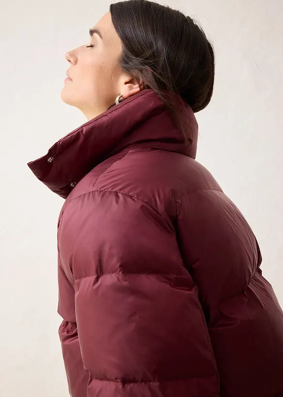 Péřová bunda s recyklovaným prachovým peřím a pletenými rukávy, bonprix