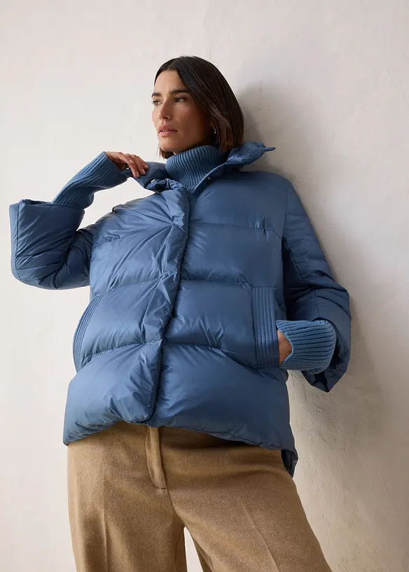 Péřová bunda s recyklovaným peřím a pletenými rukávy, bonprix