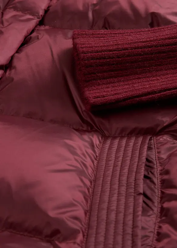 Péřová bunda s recyklovaným prachovým peřím a pletenými rukávy, bonprix