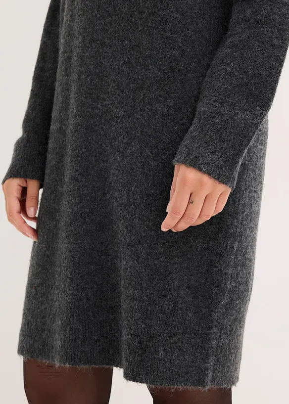 Pletené šaty s aplikací z flitrů, bonprix