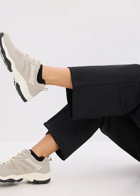 Sportovn&iacute; kalhoty s ozdobn&yacute;mi &scaron;vy, bonprix