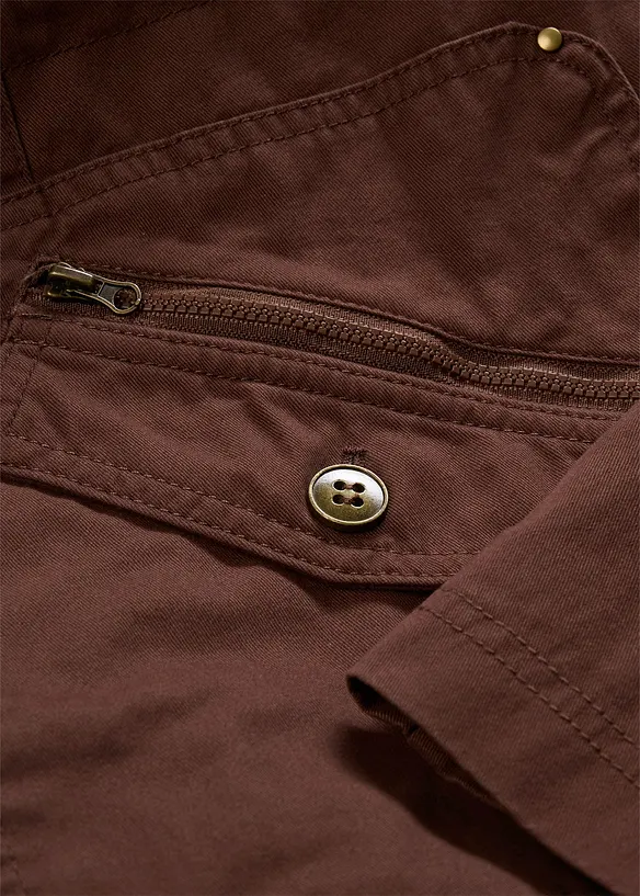 Kr&aacute;tk&aacute; bavlněn&aacute; parka se stoj&aacute;čkem, vypasovan&aacute;, bonprix