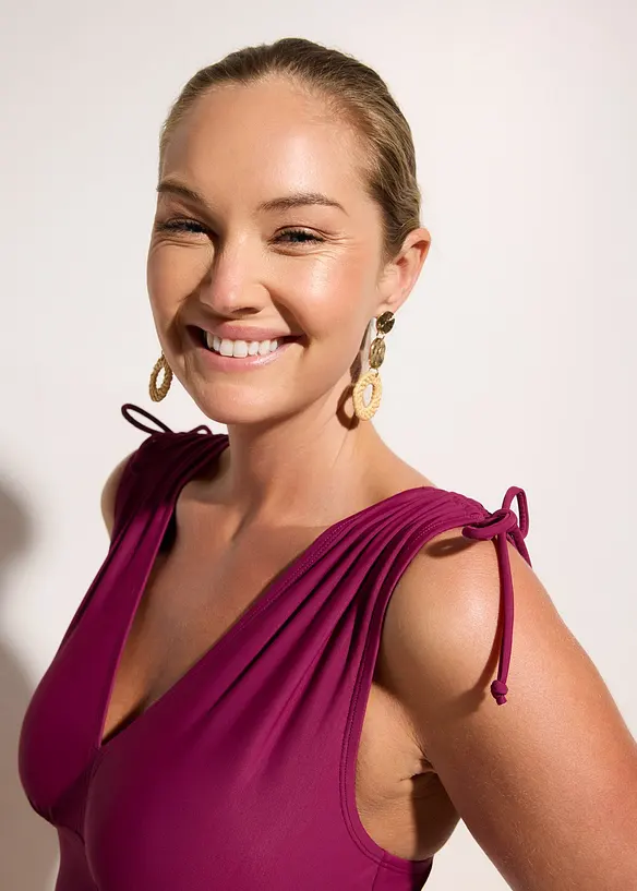 Stahovac&iacute; jednod&iacute;ln&eacute; plavky s lehk&yacute;m tvaruj&iacute;c&iacute;m efektem a &scaron;irok&yacute;mi ram&iacute;nky, bonprix