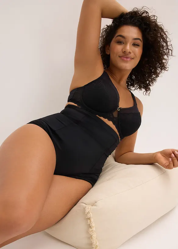 Stahovac&iacute; kalhotky se srd&iacute;čkovou krajkou, siln&yacute; tvaruj&iacute;c&iacute; efekt, bonprix