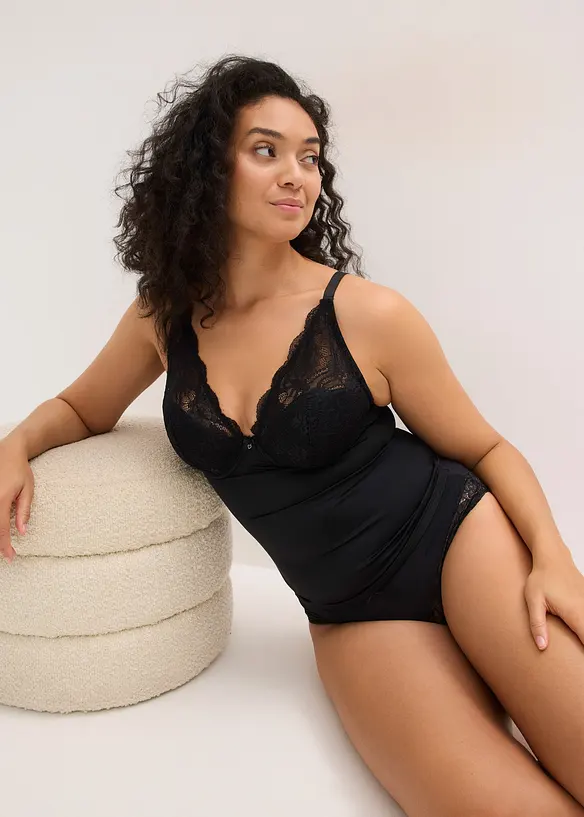 Stahovac&iacute; top s vyztuženou podprsenkou a krajkou, středn&iacute; tvaruj&iacute;c&iacute; efekt, bonprix